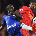 Kante, în stânga, îl deposedează pe Wijnaldum // Foto: Reuters