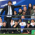 Conte, transfigurat, în fața băncii. Jos, în stânga, secundul Alessio // FOTO Guliver/GettyImages
