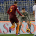 Tătă față-n față cu Dzeko. Însă nu va reuși să pareze șutul bosniacului, pentru 1-0 // Foto: Reuters
