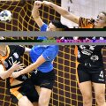 Gabriela Perianu încercând să treacă de Torstenson și de Gullden // FOTO sportspictures.eu