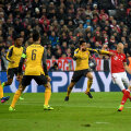 Patru "tunari" nu-l pot opri pe Robben. Vinclu, 1-0 Bayern // FOTO Guliver/GettyImages