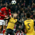 Lewandowski e ca un avion pe lângă Mustafi la golul de 2-1 // FOTO Guliver/GettyImages