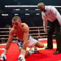Lucian Bute se ridică greu după pumnii primiți de la columbian // FOTO Alexandru Steau (Quebec)
