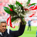 Ancelotti a primit înaintea meciului un buchet de flori din partea conducerii bavareze