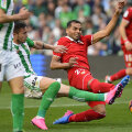 Cel mai bun moment al lui Toșca în derby. Atacul prin alunecare asupra lui Mercado. Gol evitat în ultima clipă // FOTO AFP