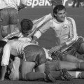 Balint şi colegii săi din '89 în grămada bucuriei după victoria cu danezii, care a adus calificarea la Mondialul Italia '90