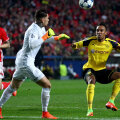 În tur, golgeterul gabonez Aubameyang (dreapta) a fost campionul ratărilor, irosind și un penalty // Foto: Guliver/GettyImages