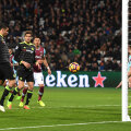 Diego Costa împinge mingea în poartă la cornerul lui Fàbregas // FOTO Guliver/GettyImages
