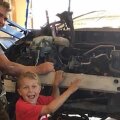 J.T., fratele lui, Mason și mașina de sub care l-a salvat pe tatăl său.