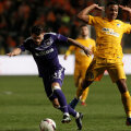 Stanciu scapă de Ebecilio (APOEL) și sprintează spre poartă // Foto: Reuters