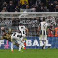 Dybala (dreapta, nr. 27) transformă penalty-ul. Doar așa l-a învins pe Donnarumma // Foto: Gulliver/GettyImages
