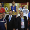 Vasile Câtea (centru), președintele FR Box, la festivitatea de premiere la categoria 81 de kilograme, unde Paul Arădoaie a cucerit aurul