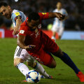 Messi (stânga, în duel cu Beausejour) a avut puține idei și sclipiri contra chilienilor