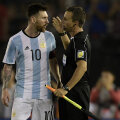 Messi, insultându-l pe asistentul brazilian la sfârșitul meciului cu Chile // FOTO AFP