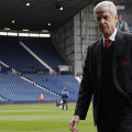 Contestat ca niciodată în două decenii la Arsenal, Wenger nu poate fi ținut departe de gazonul de pe Emirates