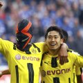 În stânga, Aubameyang purtând masca cu sigla Nike, foto: reuters