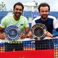 Aisam-Ul-Haq Qureshi și Florin Mergea cu trofeele pentru câștigători