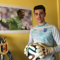 Andrei, acasă, alături de un poster cu idolul său, Neuer