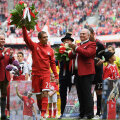 Lahm, în prim-plan, și Xabi (dreapta) au primit flori și câte-un tablou // FOTO Guliver/GettyImages