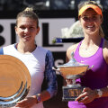 Simona Halep cu trofeul de finalistă, alături de învingătoarea ei de ieri, Elina Svitolina // FOTO Reuters