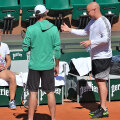 Simona Halep, atentă la sfaturile lui Andre Agassi și sub privirile lui Darren Cahill // FOTO: Flick/Amy