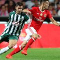 Frederico Venancio (alb-verde) în duel cu Pizzi // FOTO: Guliver/GettyImages