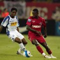 Dinamovistul Ze Kalanga, într-un duel cu Ifeanyi Emeghara, la acea vreme la Poli Timișoara // FOTO: Gazeta Sporturilor