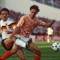 Olandezul Van Basten, într-un duel cu germanul Juergen Kohler, în semifinala Europeanului din 1988. Olanda avea să câștige meciul cu 2-1 și, ulterior, să câștige și trofeul // FOTO: Guliver / Getty Images