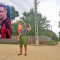 Dănoiu (stânga) și stâlpul din povești, locul în care consătenii lui se adună încă să schimbe povești despre fotbal