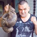 Doroftei a pozat pentru cititorii Gazetei cu cel mai de preţ obiect din pub-ul său din Ploiești: mănușile de box cu ajutorul cărora a devenit cunoscut în întreaga lume FOTO Cristi Preda