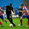 Salim Cisse (în negru), într-un duel din 2012 dintre Academica de Coimbra și Atletico Madrid // FOTO: Guliver/ Getty Images