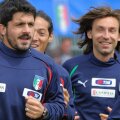 Camoranesi, încadrat de Gattuso și Pirlo, la unul dintre antrenamentele Italiei. Foto: Gulver/GettyImages