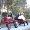 În SUA, plimbările mirilor cu tractorul sunt o obișnuință. Să fie și în Liga Tractoriștilor?