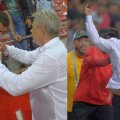 Gestul suprem făcut la final de suporterul cu care Șumudică s-a certat în timpul meciului cu Antalyaspor. foto: Raed Krishan