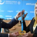 Nadia Comăneci și Kyle Shewfelt, campionul olimpic la sol de la Atena 2004, prezentând medaliile mondiale // FOTO Florin Taloș paginiromanesti.ca