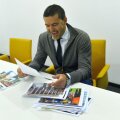 Contra a răsfoit entuziasmat fotografiile Gazetei, iar când a ajuns la cea în care Didi Prodan îl ține de gât a râs cu poftă: "Didi, fratele nostru! Ce băiat bun a fost!" // Foto: Alex Nicodim