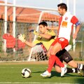 Claudiu Niculescu încearcă să-l dribleze pe portarul Slavijei Sarajevo