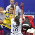 Cristina Neagu, în duel direct cu Iveta Luzumova, în meciul de la Europeanul de anul trecut. România s-a impus atunci cu 30-28 // FOTO: Marius Ionescu