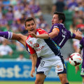 Jacob Burns (în violet) la ultimul său sezon ca fotbalist profesionist, în tricoul lui Perth Glory. Foto: Gulliver / GettyImages