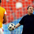 Nabil Maâloul, selecționerul Tunisiei, în poartă la unul dintre antrenamentele de azi // FOTO: 433 Football Instagram