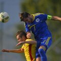 Căpitanul Memija (cu banderolă), în duel cu Cicâldău la meciul tur, joacă la prim-divizionara daneză Vejle