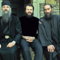 Pe Muntele Athos, Adrian Ștefănescu e încadrat de Părintele Nicolae (stânga), de la o mănătsire din nordul Moldovei, și de Părintele Gabriel