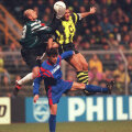 Tiberiu Csik și Bogdan Stelea încearcă să-l oprească pe germanul Riedle într-un meci din grupele Champions League, jucat la Dortmund. Foto: GettyImages