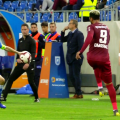 Bancu face henț, dar Marius Avram lasă jocul să continue. Pe margine, nervii lui Dan Petrescu nu pot fi stăviliți // Captură TV Telekom Sport