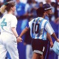 Diego Maradona alături de Sue Ellen Carpenter, asistenta care l-a scos de pe teren pe argentinian și l-a dus la controlul antidoping
(foto: Guliver/Getty Images)