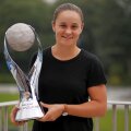 Ashleigh Barty a primit trofeul de lider mondial după triumful de la Birmingham // FOTO: Reuters