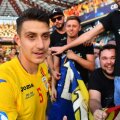 Ionuț Nedelcearu, înconjurat de suporteri după victoria României U21 cu Anglia U21, 4-2 // FOTO: Raed Krishan