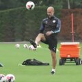 FOTO: Captură Twitter // Pep Guardiola, la antrenamentul echipei Manchester City