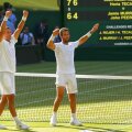 Tecău și Rojer, sărbătorind trofeul câștigat la Wimbledon FOTO: Guliver/GettyImages
