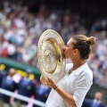 Simona Halep a cucerit trofeul de la Wimbledon, după ce a învins-o pe Serena Williams